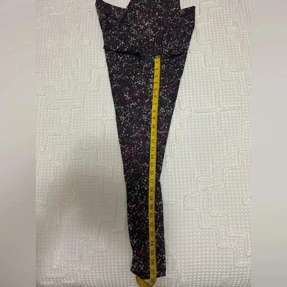 Lululemon tights. Great condition. Smoke free home. - Picture 4 of 4